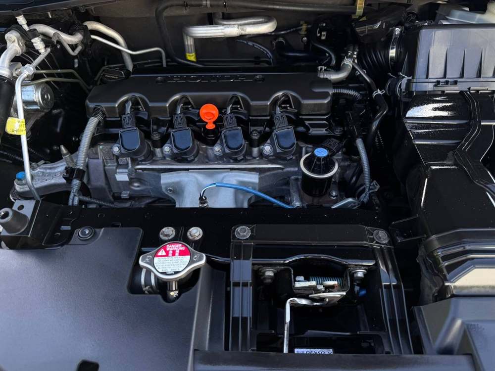 Bahía de motor de Honda limpia y detallada