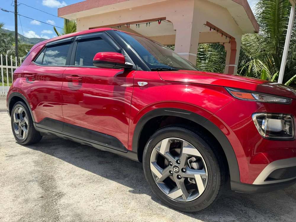 Hyundai Venue rojo, lateral exterior con brillo
