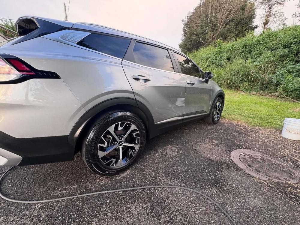 Kia Sportage gris, lateral exterior con brillo
