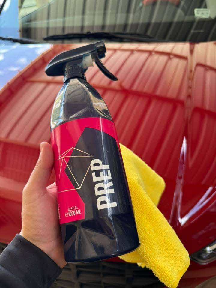Producto PREP en spray frente a auto rojo