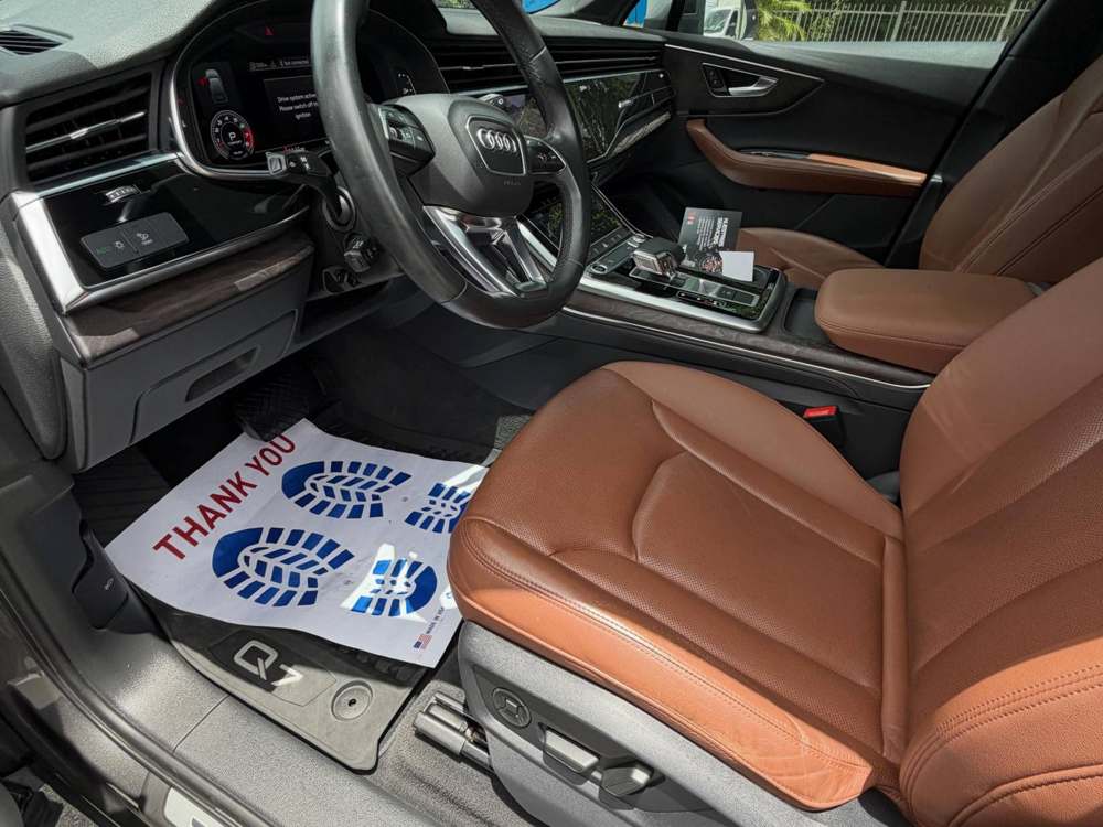 Interior de Audi Q7 con tapete de agradecimiento