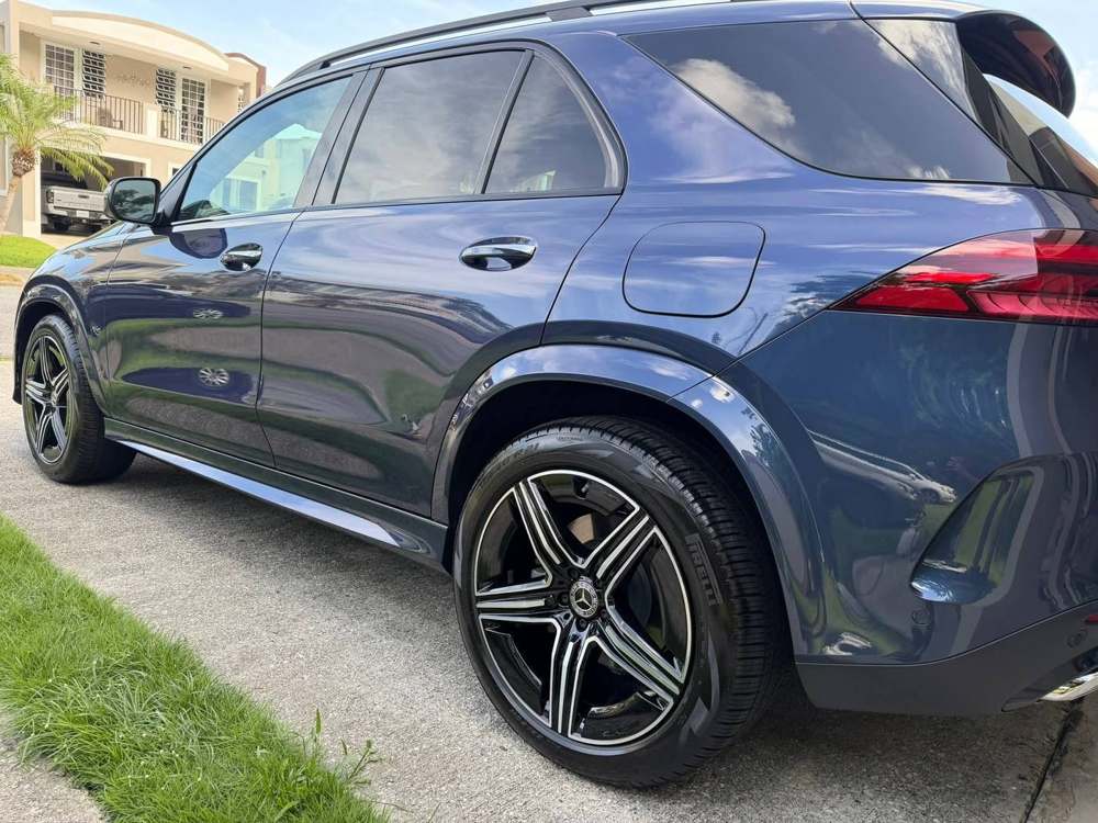 Mercedes GLE azul, lateral trasero con brillo