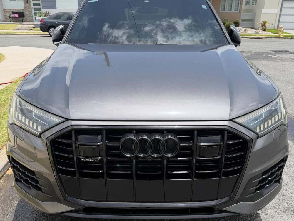 Audi Q7 gris, frente con parrilla y emblema