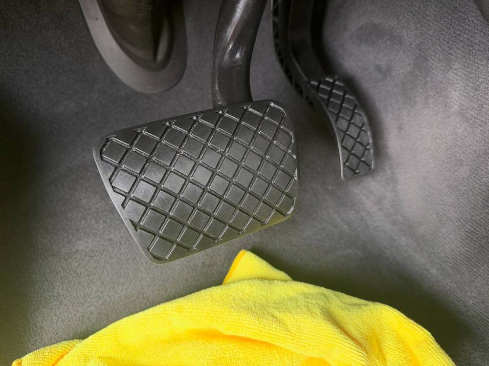 Detalle de pedales limpios en el piso del auto